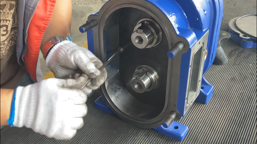 安裝內(nèi)襯板，固定螺絲