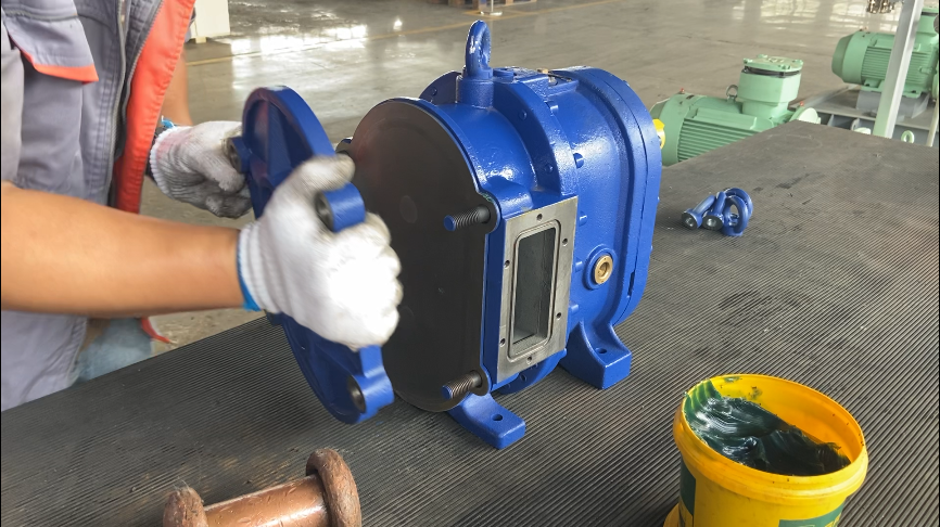 填入密封圈，裝外襯板，泵蓋，對角扭緊快裝螺絲